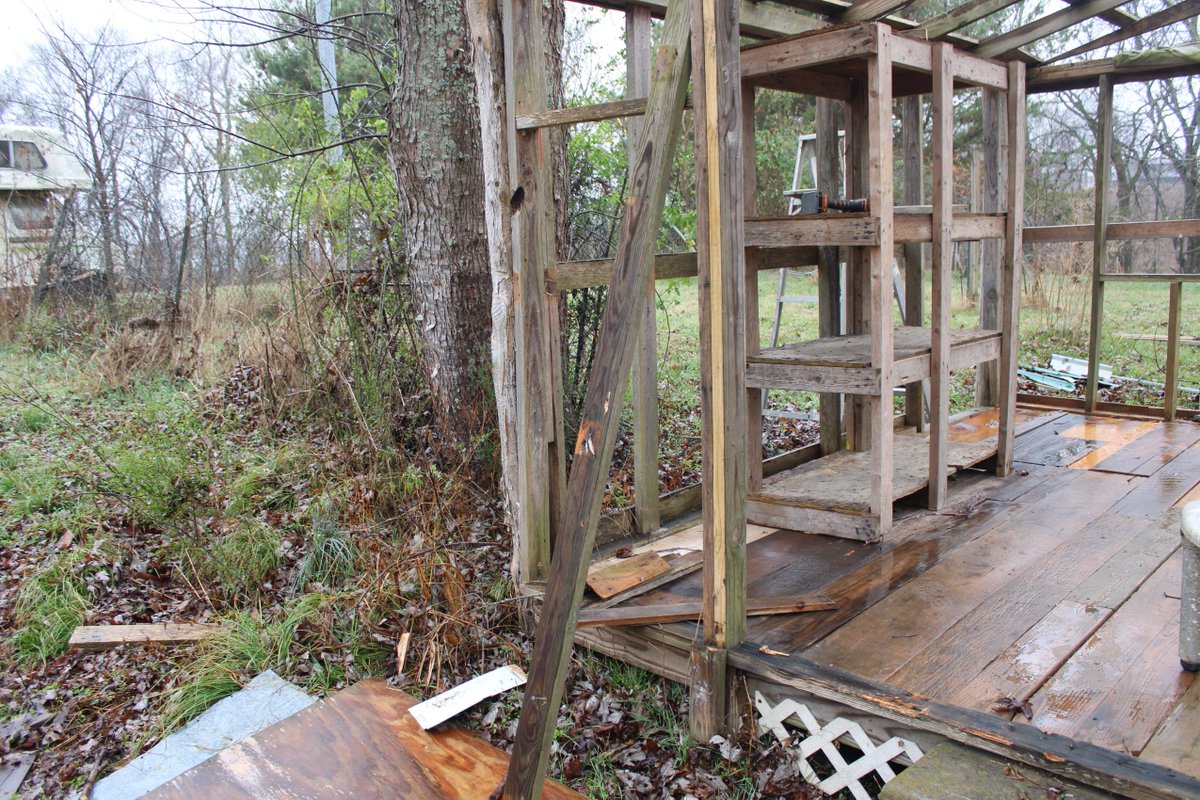 docsanderson's tweet image. #Scientists #Carpenter #RestorationProject #WildFireProtocol #Wolves @HeartsofHeroes_ @danpeckwx @Nature @Ginger_Zee Mags G, re attached support post for #GreenHouse &amp;amp; inspected back wall found problem that probably contributed to the Torque Collapse Hands are cold feel shaky Lee