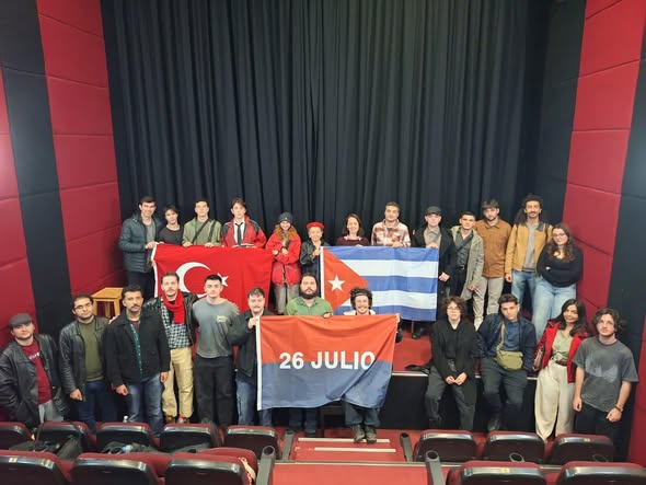 In İzmir, the 9th anniversary of the passing of Fidel Castro Ruz was commemorated at the Nâzım Hikmet Cultural Center, with reflections on his internationalist legacy and ideals of dignity, solidarity, and social justice.

#100AñosConFidel