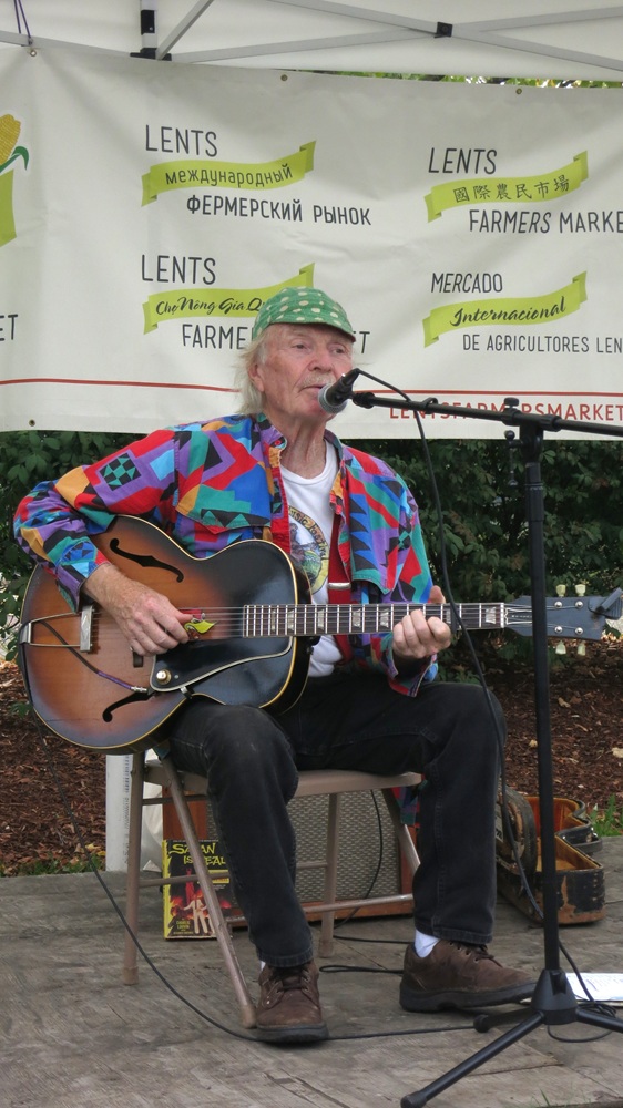 Gregory_Ego's tweet image. Harvesting Hurley...The Lents International Farmers Market in Portland ended its yearly season a week ago. Here&apos;s a remembrance of that day, at the market&apos;s previous location, I saw Michael Hurley play there (September 20, 2015)...

📷 @Gregory_Ego