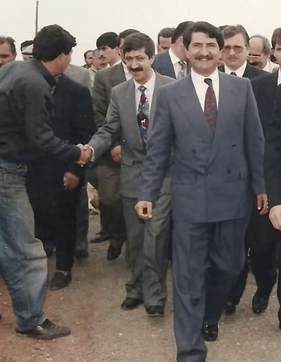 metinkaratas58's tweet photo. Fikri Sağlar müesses nizamın muteber kişilerindendir!

Evet sayın Fikri Sağlar, yıllardır kafamızı kurcalayan soruyu sayın Gürsel Tekin sormuş.

Dönemin Kültür Bakanı olarak Pir Sultan Abdal Anma Etkinliklerinin düzenlenmesinin başındaki insan olmana rağmen niye oraya gitmedin?

Bu resim bence birçok şeyi çok net anlatıyor aslında, tabi anlamak isteyene!

Bana göre, derin devletin ve müesses nizamın sosyal demokratlar içindeki en makbul adamlarından birisin, ne zaman görev verilirse emirleri yerine getirmeye hazır bir görev adamısın. Tıpkı şu anda olduğu gibi!