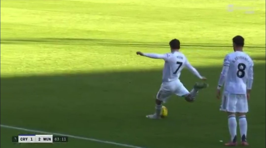 Kayak ga asing, ganteng, pake no 7, kaos dimasukkan, ngambil tendangan 👀