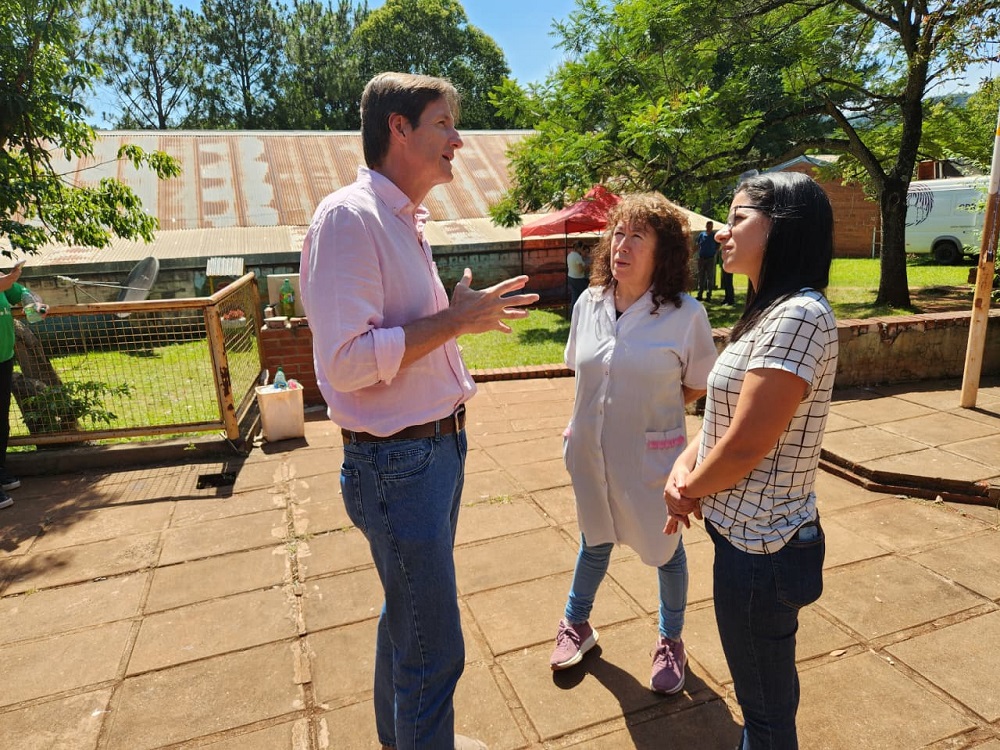 jorgekurrle's tweet image. Con una gran convocatoria, #Estamos con #vos acercó servicios integrales en #El #Alcázar

Este viernes, el programa Estamos con vos llegó a la comuna de El Alcázar y brindó servicios de salud integral y de asesoramiento para los vecinos.

.@iplyc @rdecut 
noticiasdel6.com/con-una-gran-c…