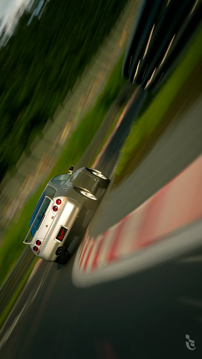 拡大したホイールベースと肥大化したボディは世の走り屋の不評を買うも、 その走りは明らかにR32を凌ぎ、居住性の向上と卓越した走りの両立を成し遂げる。 
そしてその陰で、BNR32を超えることを至上命令として課せられたBCNR33の玉成が着実に進められていた。

#GT7
#GhostArts
#GT7PureScapes