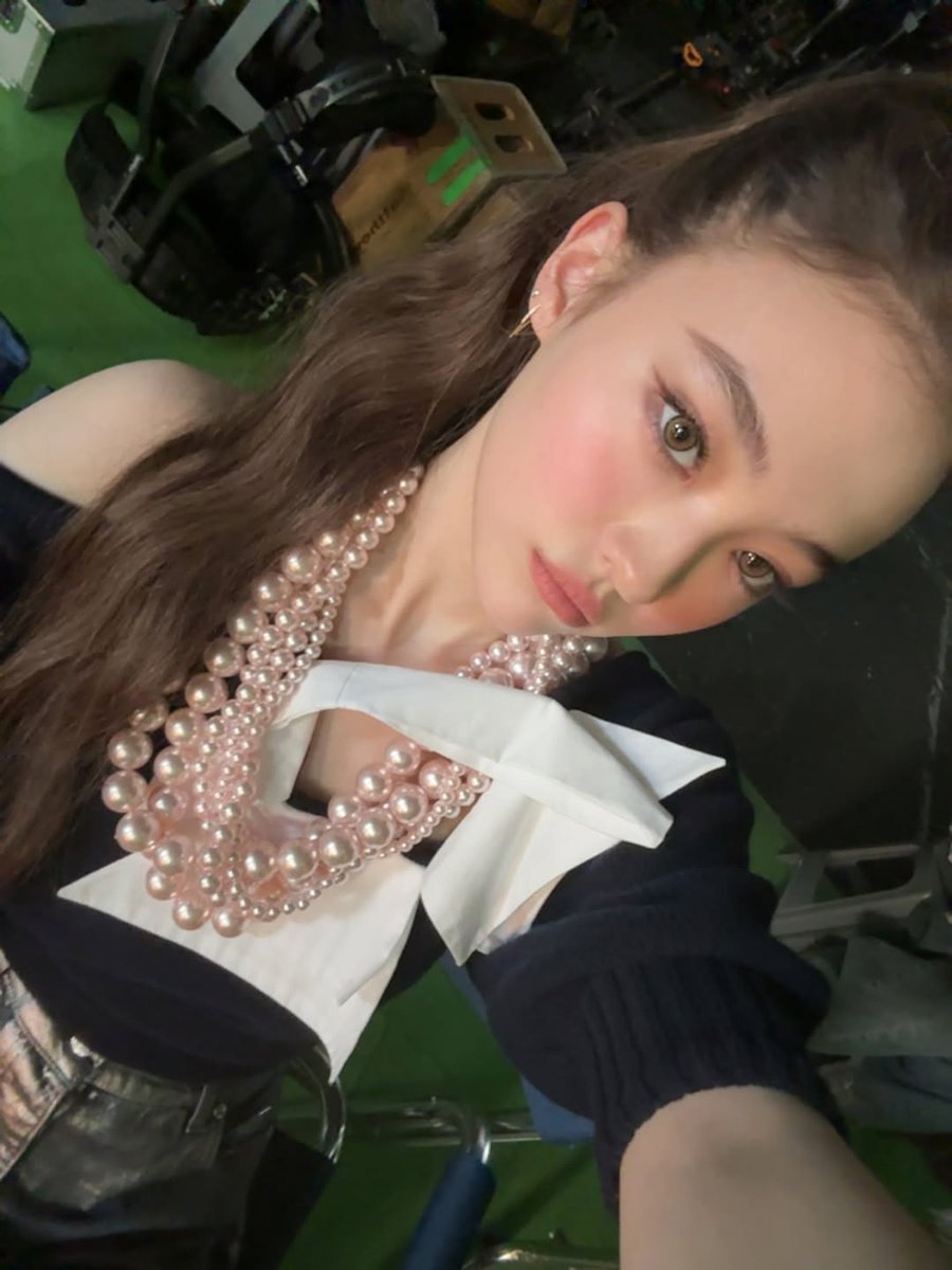 EllaGlobals's tweet photo. [251201] MEOVV instagram update with ELLA

"17 pics for 17 years"

#ELLA #엘라 #미야오 #MEOV https://t.co/MprlBkEzPv