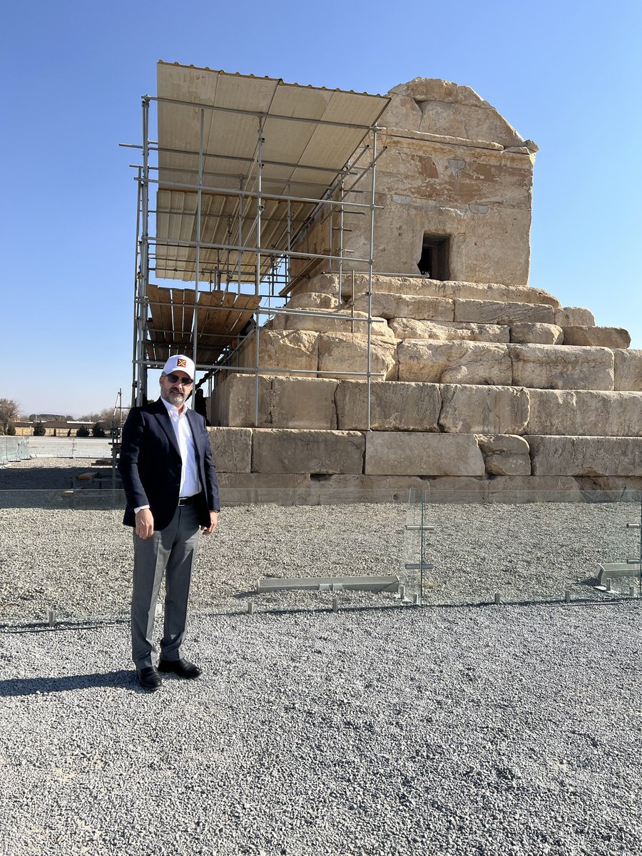 مبادم سر اگر جز تو سرم هست
بسوزا هستیم گر بی‌ تو هستم
#پاینده_ایران

صدا و سیما و ملیجک هایش مایه ی ننگ این سرزمین