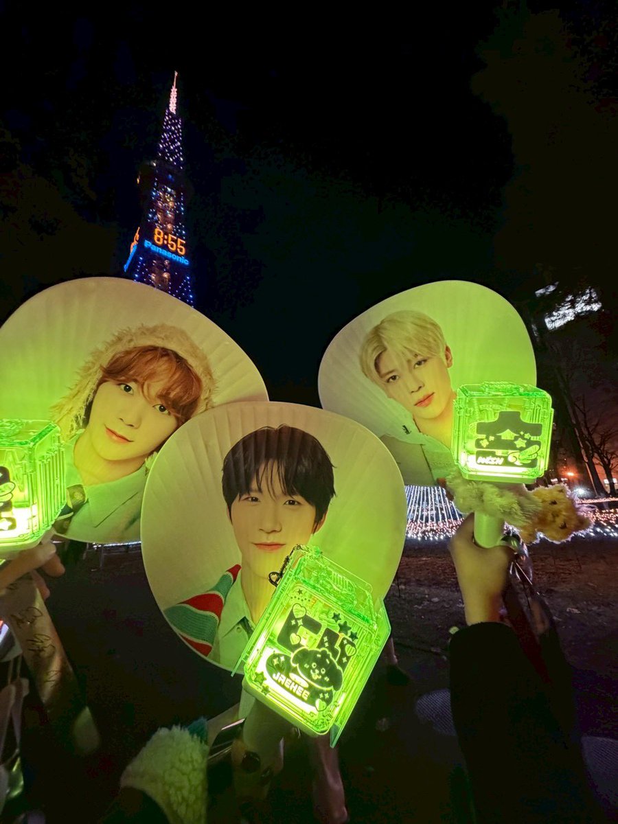 ja_mat_03's tweet photo. 𝟤𝟧𝟣𝟣𝟤𝟫 ᴏᴜʀ ᴡɪꜱʜ ɪɴ ʜᴏᴋᴋᴀɪᴅᴏ💚

念願の仲良し3人で連番できた記念日ㅠㅠ
神席引いてくれたお陰で肉眼でめちゃくちゃ見れたし、やっぱりホール規模の会場で見るコンサートは߹𖥦߹👍🏻💘
地元公演楽しかった💚💚また北海道きてね💚 https://t.co/dN43ALgzCD