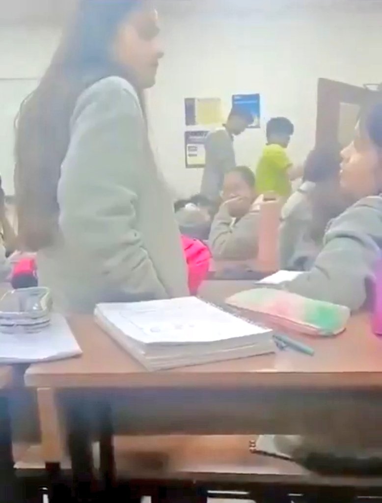 Richa15112000's tweet image. ALLEN है तो मुमकिन है..... 

ALLEN कोचिंग इंस्टीट्यूट अक्सर खबरों में बना ही रहता है। कभी अपने रिकॉर्ड्स को ले कर तो कभी उल्टी सीधी घटना को लेकर।

अब allen कोचिंग की दो लड़कियों का वीडियो वायरल हो रहा है जिसमें वो आपस में बहस में करती हुई दिखाई दे रही हैं।

एक लड़की दूसरी लड़की…