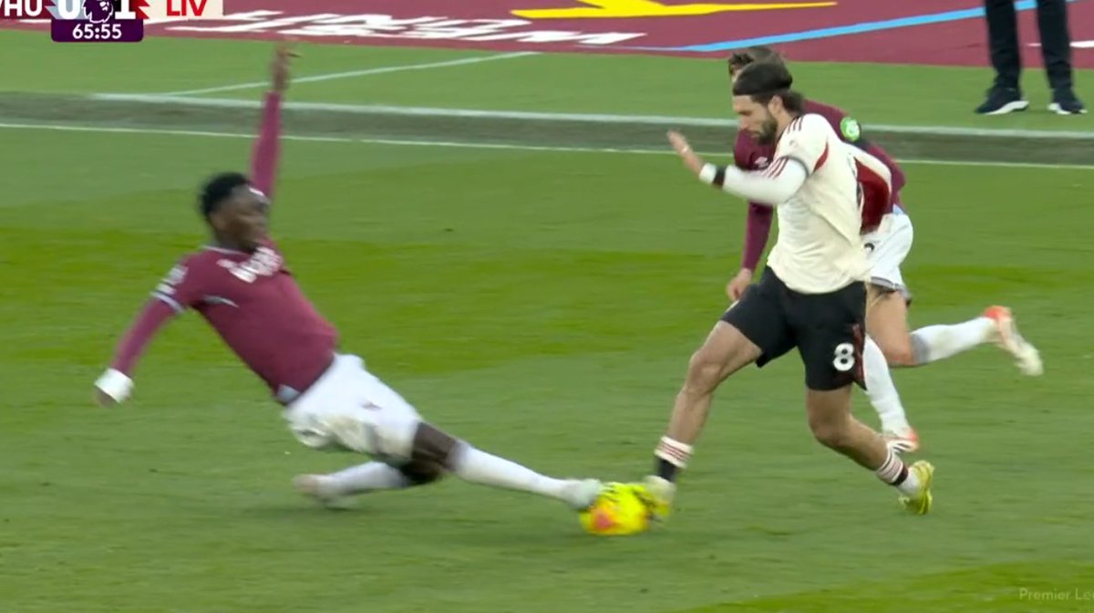 TouchlineX's tweet image. 📸 - Magassa receives a yellow card for a WONDERFUL tackle on the ball!