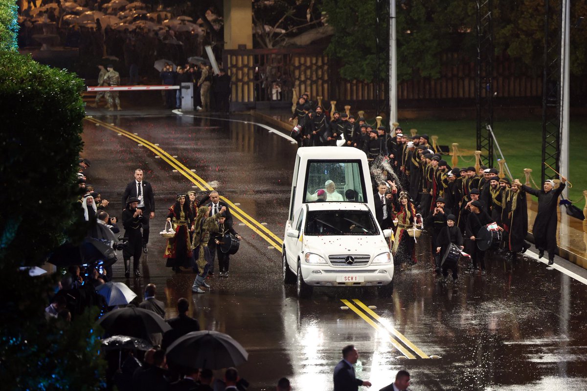 LBpresidency's tweet image. لحظة وصول قداسة البابا لاون الرابع عشر إلى قصر بعبدا