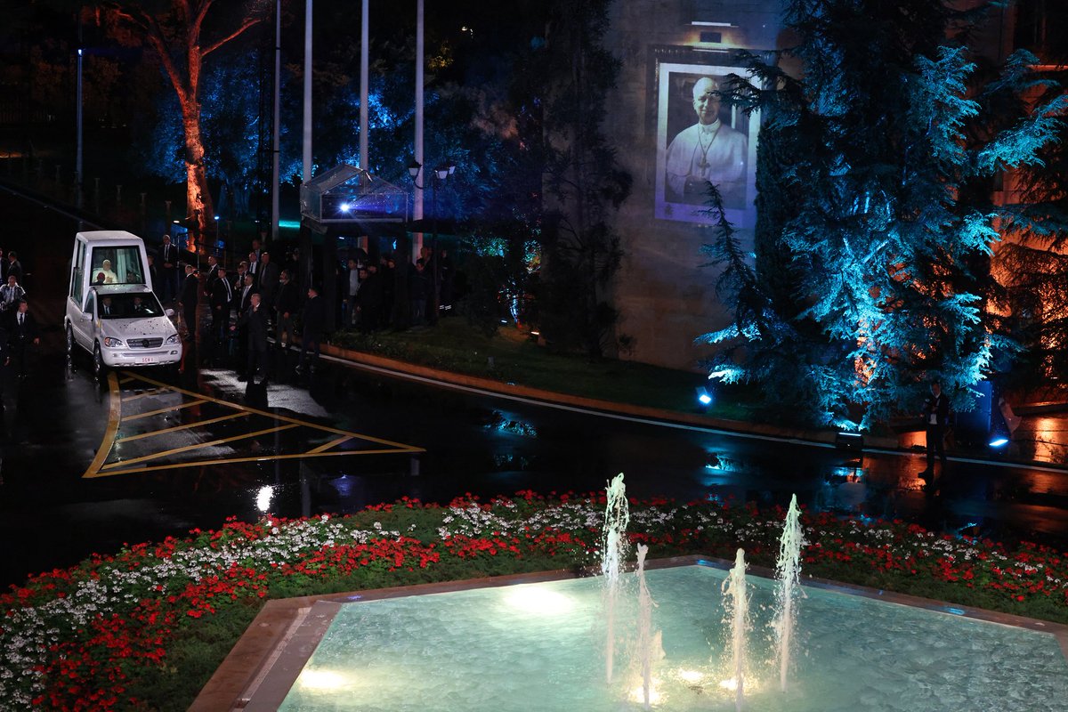 LBpresidency's tweet image. لحظة وصول قداسة البابا لاون الرابع عشر إلى قصر بعبدا