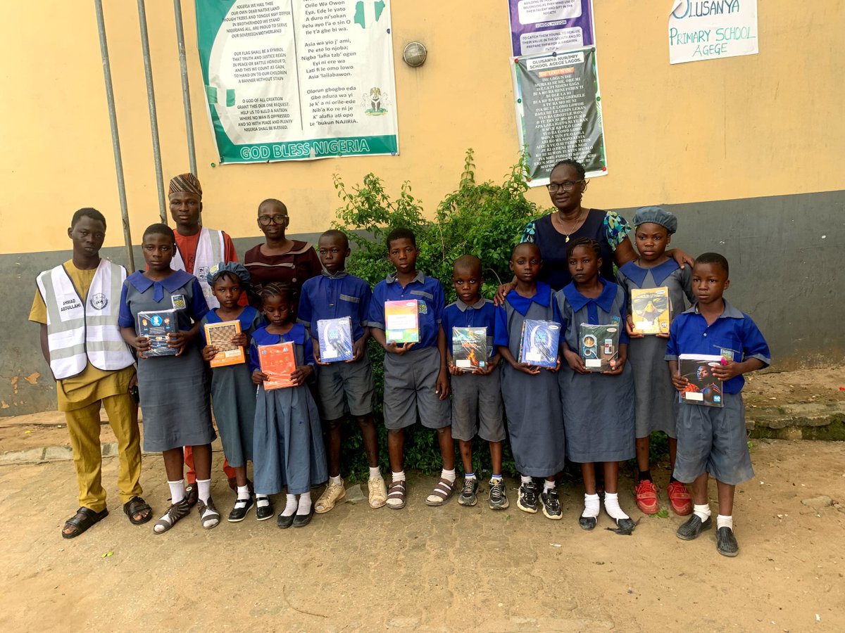 mindsettersinst's tweet photo. On October 10, MSI visited Olusanya Primary School, Agege, to share books with the pupils—empowering young minds, inspiring learning, and making a small action with big impact.
Because we are optimistic, and we think and care about others. 📚✨ https://t.co/GgvlRH4fJV