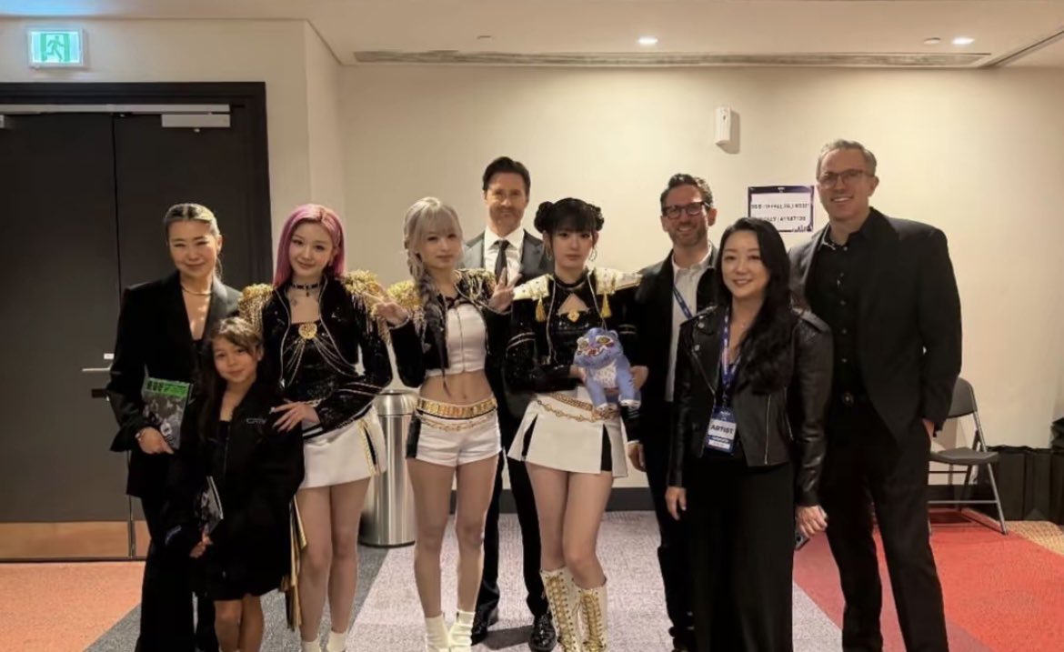 plstellurmom's tweet photo. สามสาว huntrix กับผู้กำกับและทีมสร้าง kpop demon hunter น่ารักมากกกก ก็นะหนังที่ทำกับมือและนักร้องที่จิ้มมาเองกับมืออ่ะ ภูมิใจมากกก ขอบคุณมากจริงๆที่เห็นความสามารถและเลือกเบม่อนให้ร้องเพลงนี้ในงานอ่ะ ทีมเค้าน่ารักกับเด็กมากเลย🥺 https://t.co/qv9fPw8qav