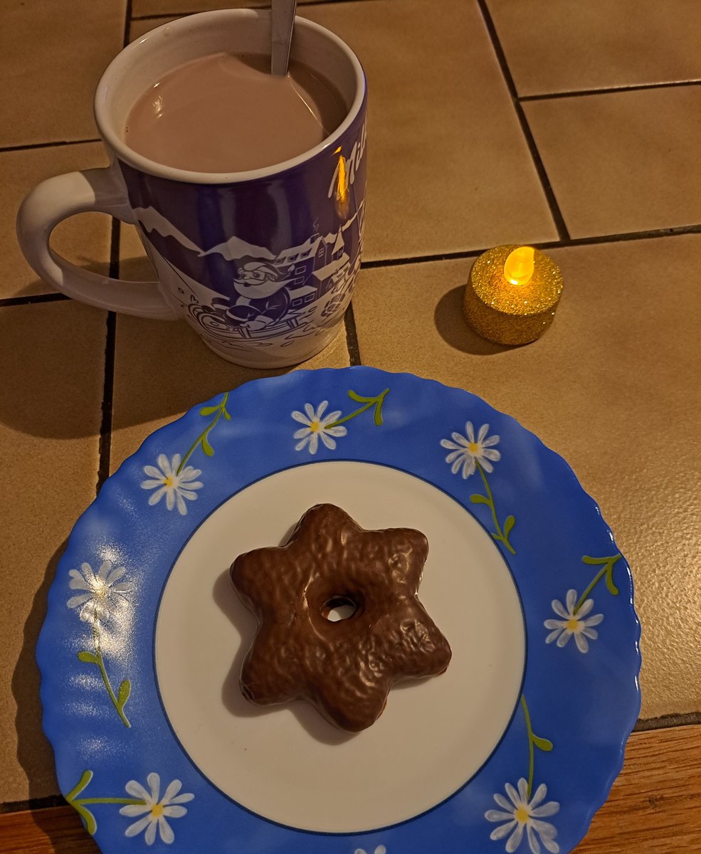 Hab mir mal eine Ersatzkerze angemacht. 🤭🙈
Dazu gibt's Lebkuchen und einen Kakao.🥰
Habt einen schönen Nachmittag. 🤗🫂🕯🍪