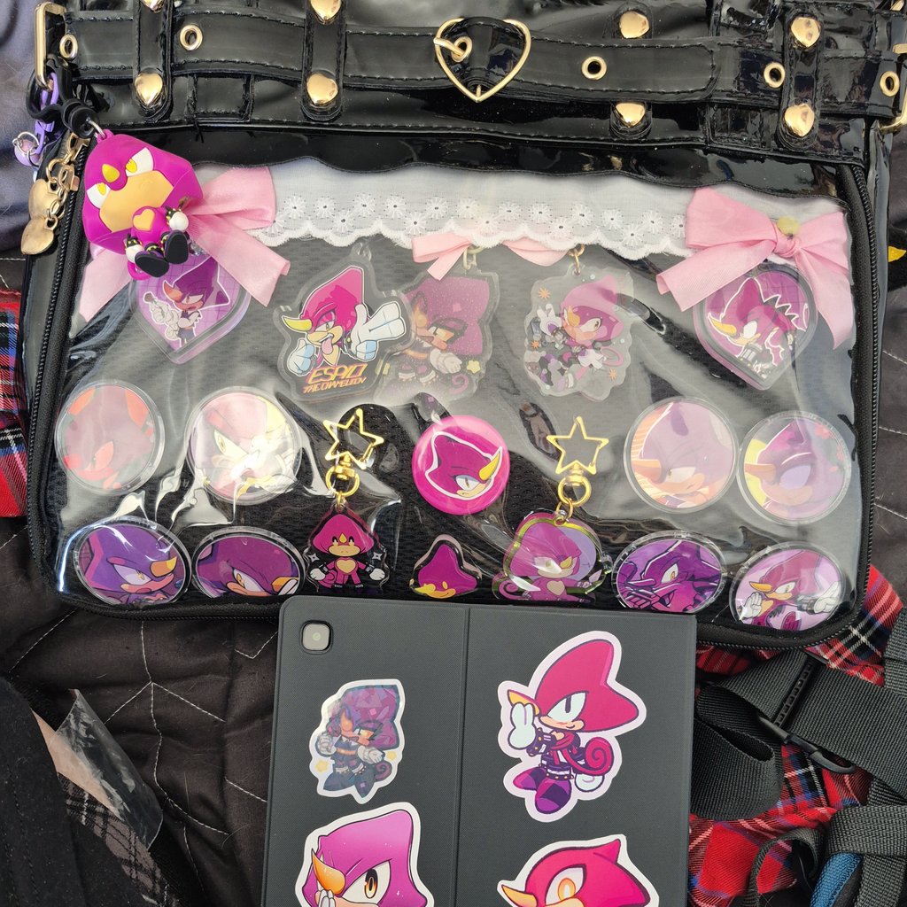 Faburin's tweet image. Ooooh over 1k likes you guys yearn for espio content!!!!
hi i am Fabu i like Espio very very VERY much and also big warning that i draw hetslop ocxcanon bc i also can...

If you like Espio too I would like to be friends.