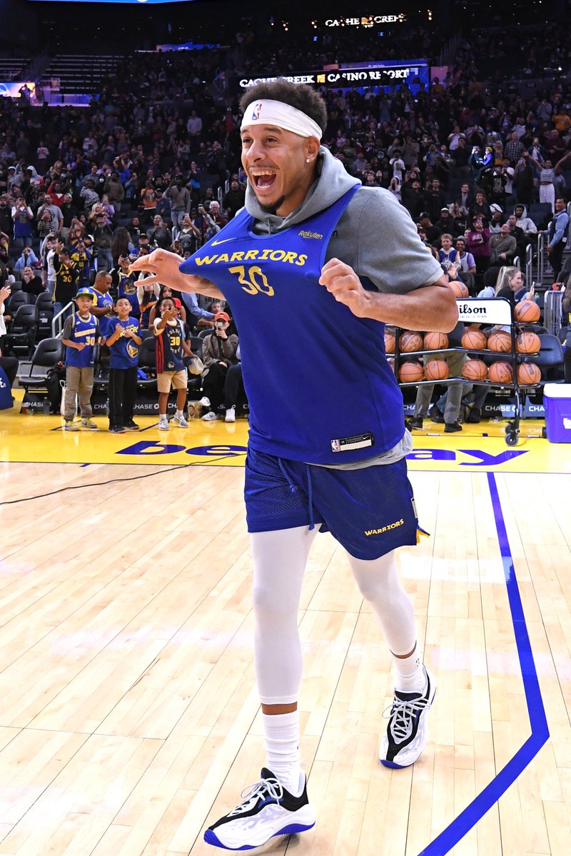 Warriors are signing Seth Curry for the remainder of the season, per @ShamsCharania
Seth Curry joined the team in training camp but was waived before the season began due to "financial restraints.” Now he’s back on the squad.