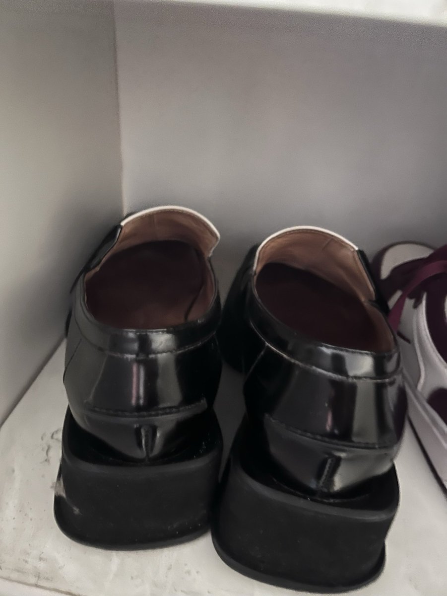 ZAlex207572's tweet photo. 久经沙场的个性小皮鞋
38码
水渍明显，应该下雨天淌过水💦
烟灰多，吸烟女🚬 https://t.co/qKkxnzcBWs
