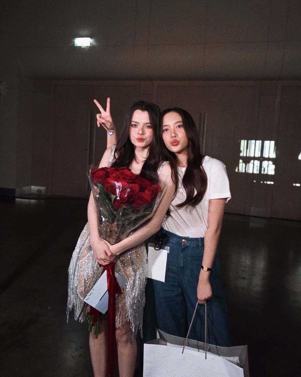 FBmamiLee's tweet image. I hopped in a Grab today and the lady driver was extra chatty. She asked what event was happening at QSNCC, so I told her it’s Becky’s concert. She asked “Who’s Becky?”
What Ma’am… 😭😭😭😭
The mami in me activated and gave her the full resume of Becbec. Chanel HA, Cannes, GL…