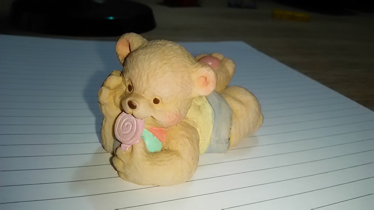 nekoaitelepathy's tweet image. クマさんのキャンディぺろぺろタイムをNanoBananaProでチャレンジしたら、プロンプトを理解して期待以上に満足。しっかりYouTubeを視聴してるし、解像度が凄い。→ EaseMate AIで面白い写真を生成しました。ぜひ試してみてください！ easemate.ai/jp/webapp/chat… #detail #resolution #definition