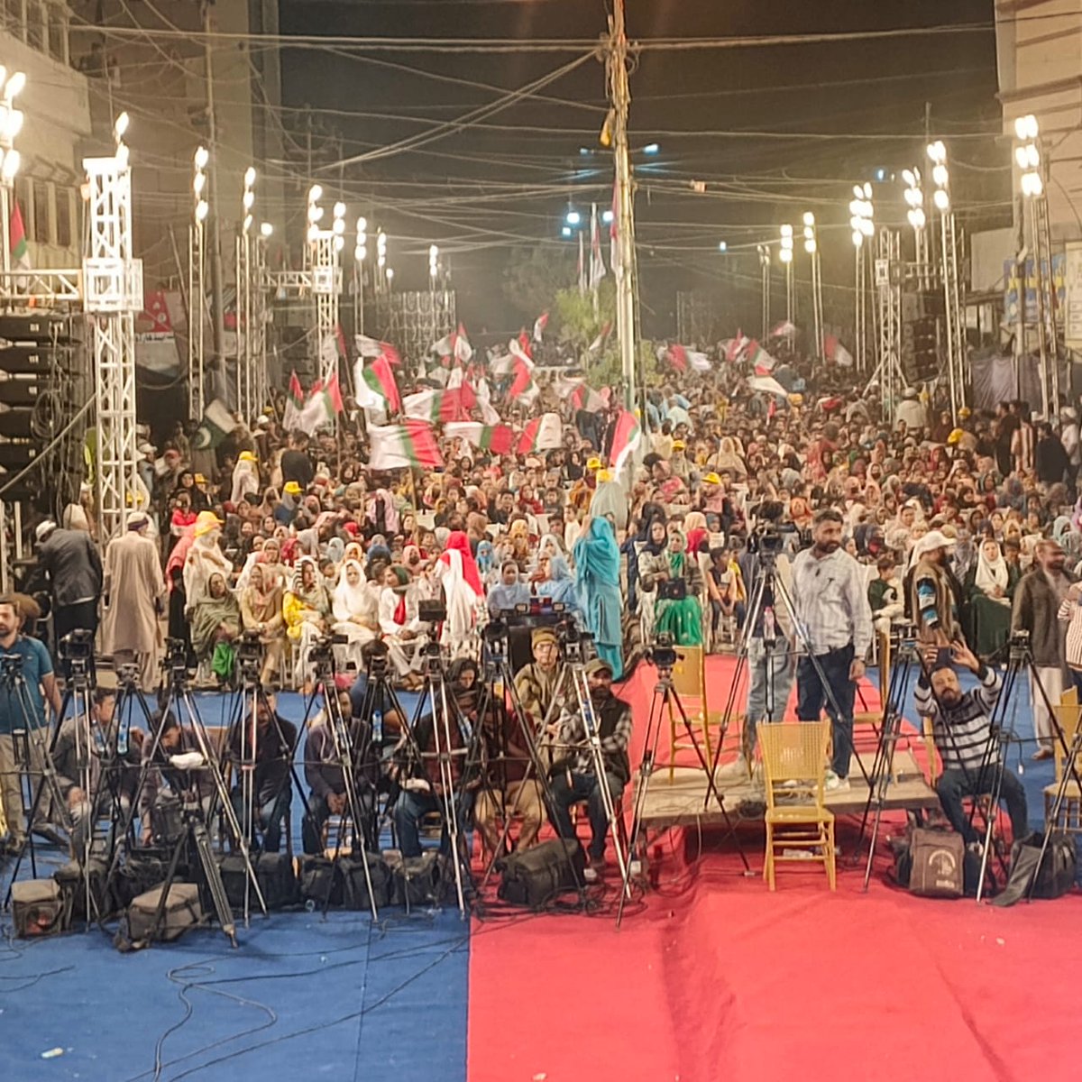 mushi250's tweet photo. پورا کراچی نہیں صرف ملیر والے ہیں 
 #MQMPRisesAgain https://t.co/sXbqH5NgNU