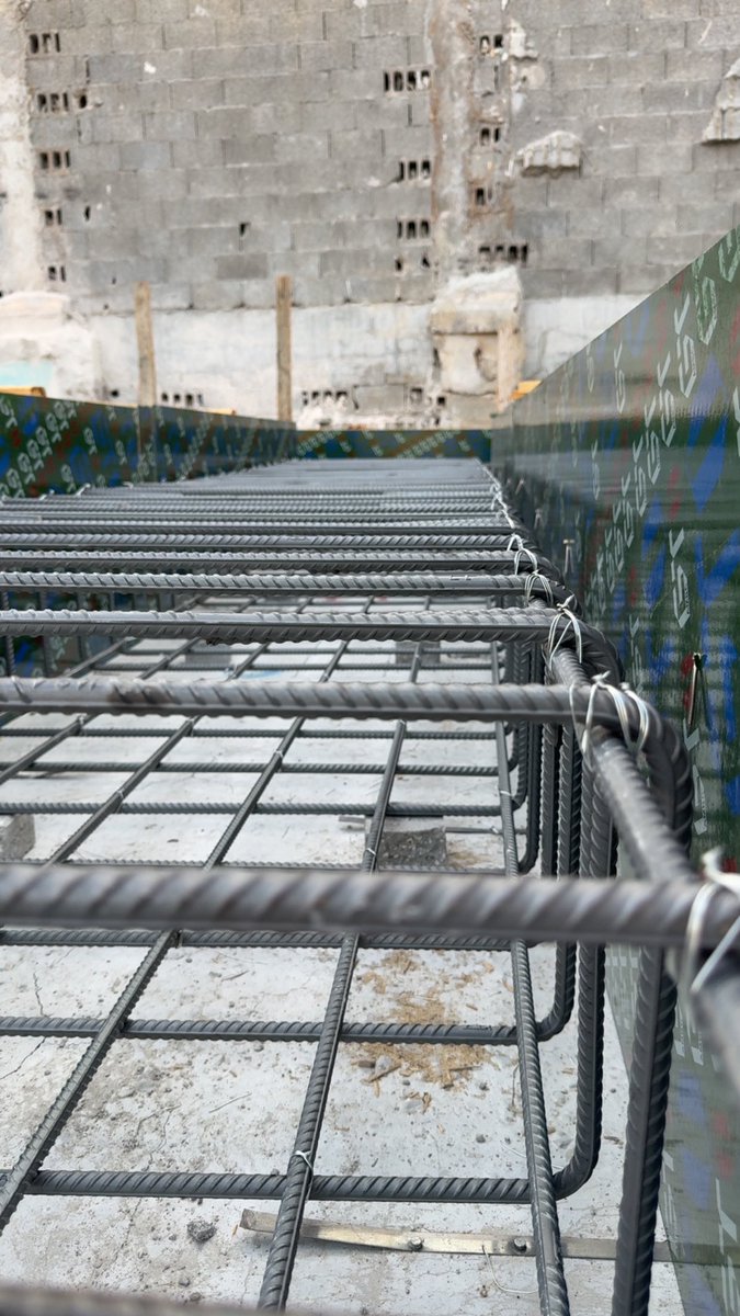 الاختلاف الجوهري بين الاسعار هو في نوع الحديد.
للاسف الحديد المسحوب او الحديد المشدود "يتم سحب السيخ" ليعطي طول اكثر.
و يباع بالاسياخ، على انه سيخ مثلا ١٦ وهو بالواقع سيخ ١٦ مسحوب قد يصل الى ١٤،٥.

ما يمنعك تفحص الاقطار "حرص ولا تخون" بجهاز قيمته ٢٠ ريال من القرطاسية نفس المرفق