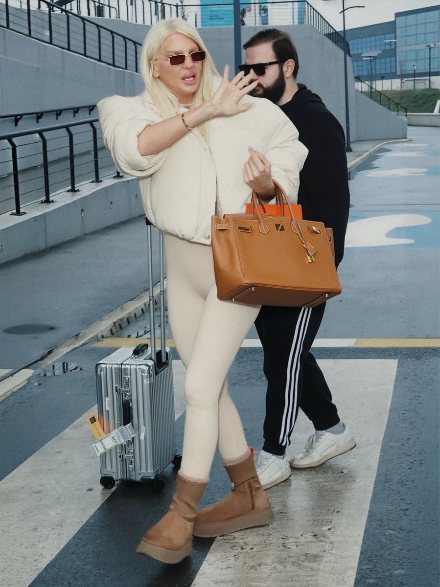 DailyOfKarleusa's tweet photo. Jelena Karleuša danas na beogradskom aerodromu!

Diva privukla svu pažnju svojim upečatljivim stilom kako mediji prenose. 🤍✨ https://t.co/H3O2lR48kD