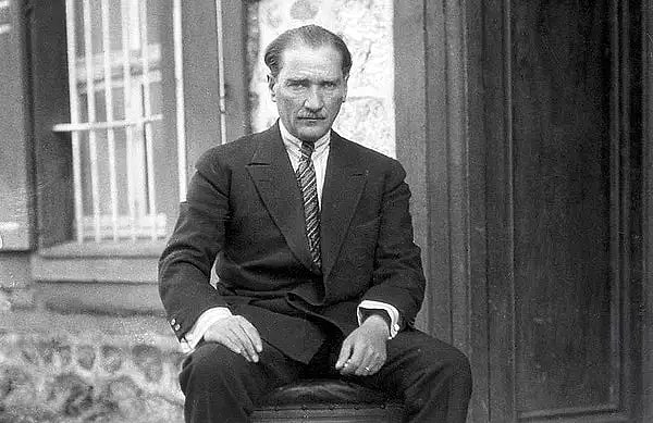 “Uyuyan milletler ya ölür ya da köle olarak uyanır.”

-Gazi Mustafa Kemal Atatürk