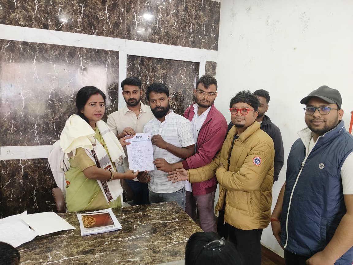 Raeesh0010's tweet photo. आज NSUI Ramgarh District Team ने विधायक से मुलाक़ात कर इस साल अभी तक लंबित E-Kalyan OBC Post-Matric Scholarship का मुद्दा उठाया।

झारखण्ड के 4.5 लाख OBC छात्र छात्रवृत्ति न मिलने के कारण फीस और परीक्षा में गंभीर परेशानी झेल रहे हैं।

विधायक ने जल्द कार्रवाई का आश्वासन दिया। https://t.co/0L8L1rwJKS