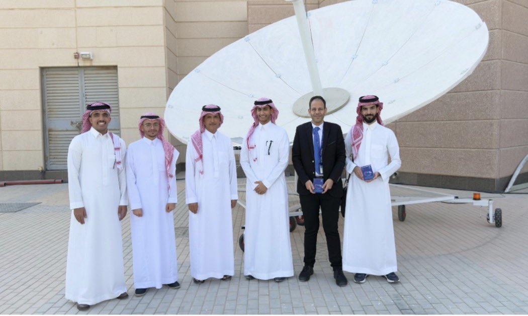 تعاون بين الجمعية السعودية لهواة اللاسلكي ممثلة بمنارة الرياض الفضائية وقسم هندسة الاتصالات والشبكات بكلية الهندسة بجامعة الأمير سلطان

شهد قسم هندسة الاتصالات والشبكات بكلية الهندسة – جامعة الأمير سلطان تعاونًا نوعيًا مع منارة الرياض برئاسة صاحب السمو الأمير بدر بن فهد الفيصل آل