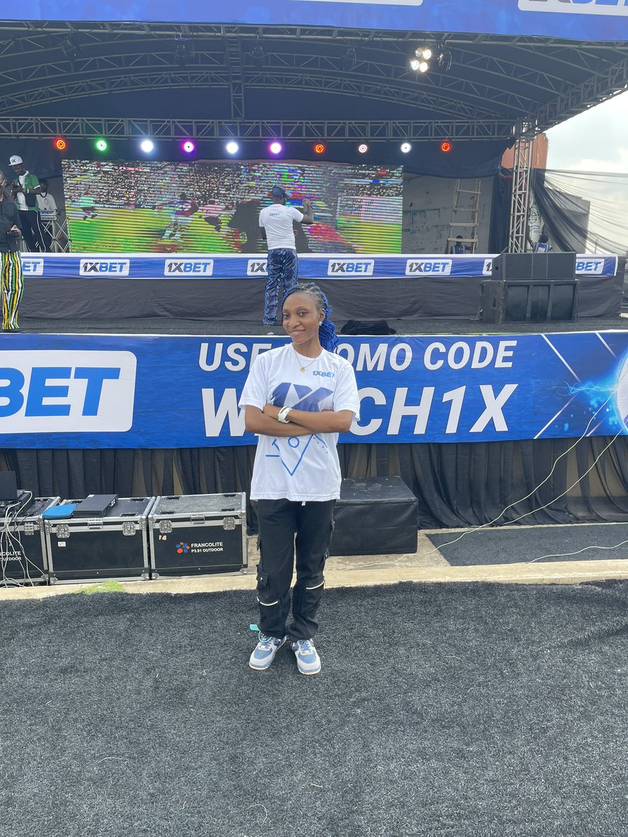 GracefulStar3's tweet photo. Live at 1xbet premier league watch party to do what Iβm good at and to also rep the best club in the world, CHELSEA π
#watch1x
@1xBet_Eng
#CHEARS https://t.co/13DVlEBEG9