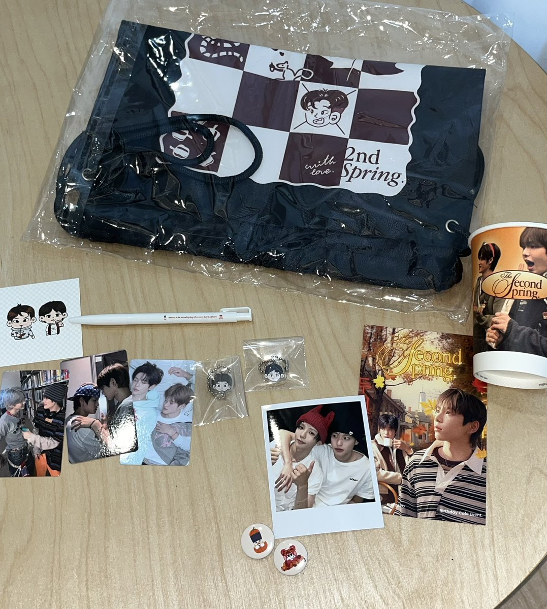 2ndspring's tweet image. 🍂∴｡　* 
　･ﾟ*｡🍁･🍃*
     재고판매안내

1️⃣특전세트 : 2,000
(종이컵 + 엽서2개 + 폴라로이드사진 + 핀버튼2종)
2️⃣럭드상품 : 상품당 2,500원
*짐색
*볼펜
*미니얼굴키링 
*포카3종+스티커

카페(부산 키키스벌스데이)에 직접 방문해 구매하시거나, 택배구매도 가능합니다! 카페계정으로 DM…