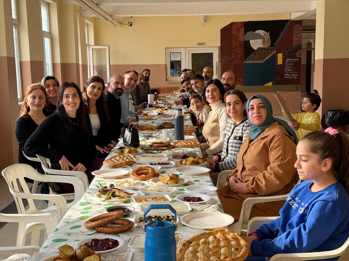 Veli Toplantısı öncesi Öğretmenlerimizle kahvaltı etkinliği düzenledik.