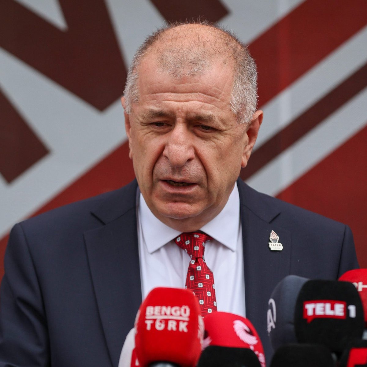 Ümit Özdağ: 

“Recep Tayyip Erdoğan ve Devlet Bahçeli'yi emekliye sevk ettiğimiz gün, diğer sorunların da çözümüne başlamak için ilk adımı atmış oluruz!”