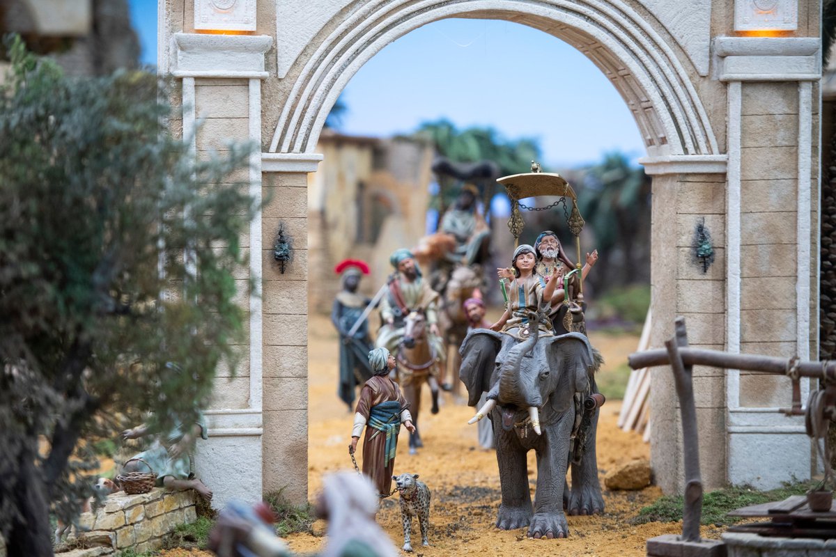 NAVIDAD |
✨ Este domingo la Asociación Complutense de Belenistas <a href="/AComplutenseBel/">A.Complutense Belenista</a> ha abierto al público el Gran Belén Monumental de la Gal, con presencia de los concejales <a href="/AntonioSalda92/">Antonio Saldaña</a> y <a href="/AnPenalver/">Antonio Peñalver</a>.

➡️ Se trata de un impresionante montaje de 250 metros cuadrados, en la que