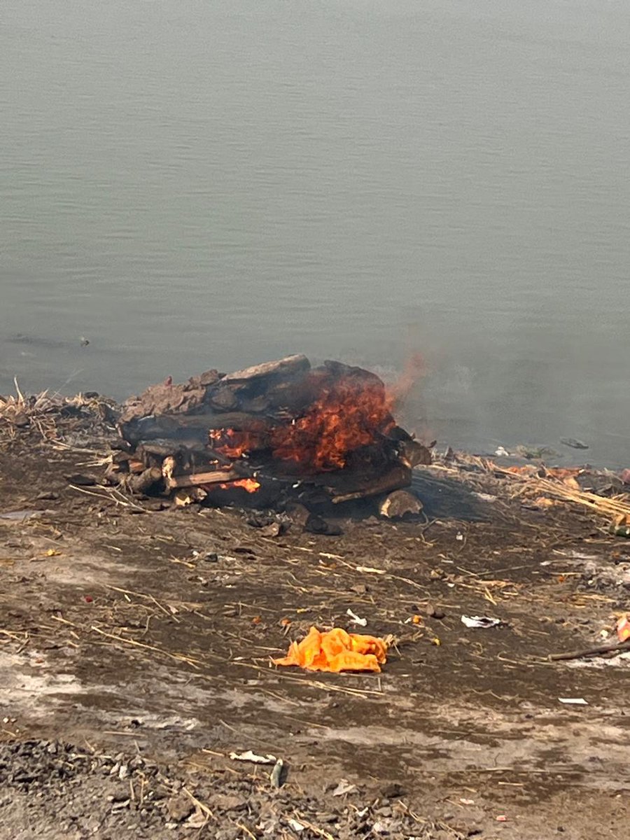 मेरे आत्मीय भतीजे रमाशंकर पांडे का अचानक इस दुनियाँ से चले जाना किसी का विवेक जागृत करने के लिए पर्याप्त है । जीवन का कोई ठिकाना नहीं । कभी भी इस पिंजरे का तोता उड़ सकता है । इसलिए भजन कीजिए ।
अब प्रभु कृपा करहूँ एही भाँति! 
सब तज भजन करहूँ दिन राती!!