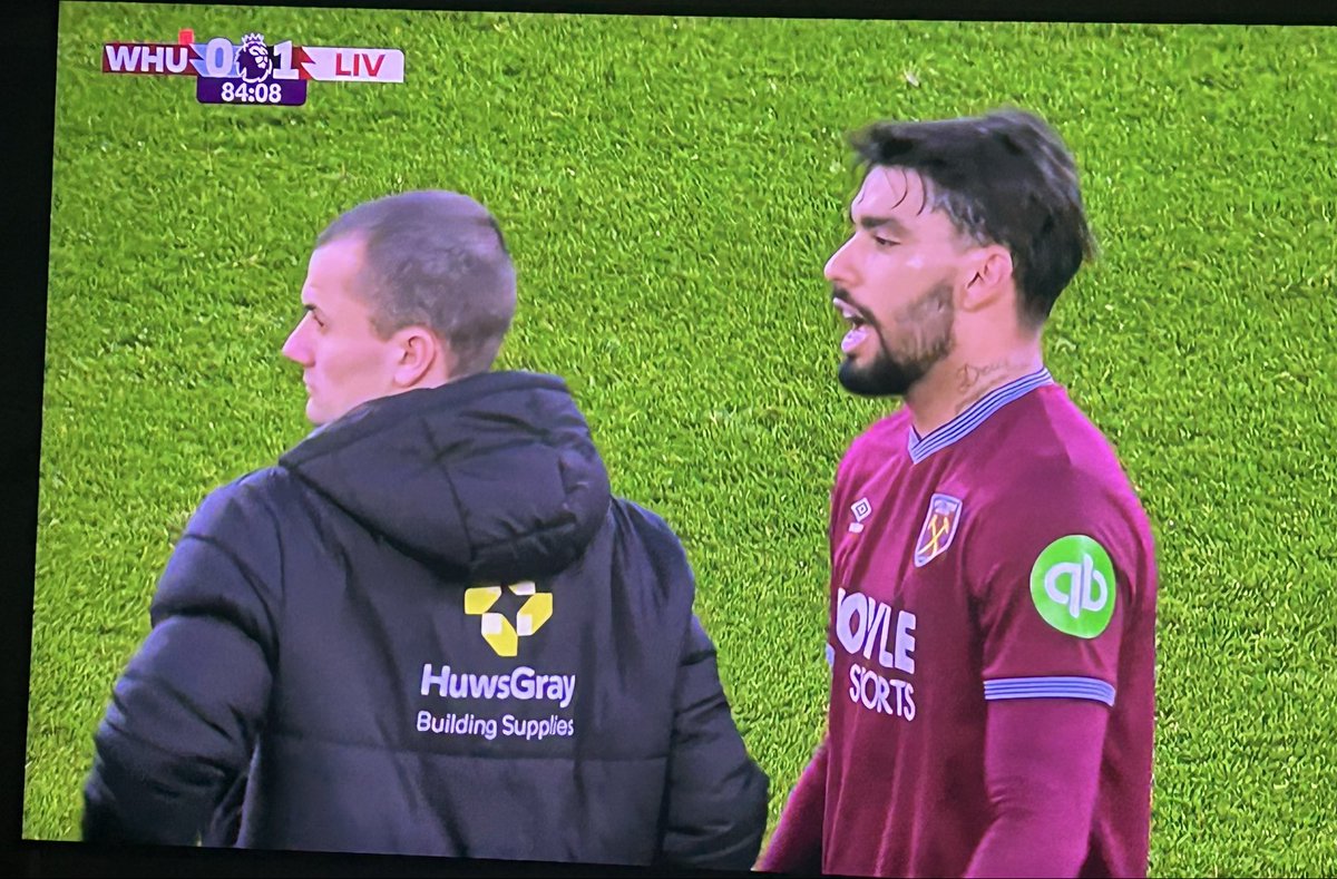 PronosBaby's tweet image. #WHULIV Je jure qu’il a fait exprès de se manger le rouge cette pute de tricheur doit être radié du football