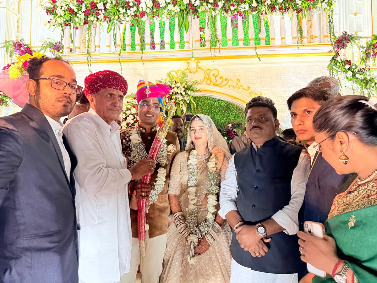 lumbaram64's tweet image. आज @bjp4rajasthan के माननीय प्रदेश अध्यक्ष श्री @madanrrathore जी के सुपुत्र के वैवाहिक कार्यक्रम में सहभागिता की 

इस दौरान नवयुगल को सुखी दांपत्य जीवन के लिए शुभकामनाएं प्रेषित की एवं परिवारजनों को बधाई दी ..

#pali