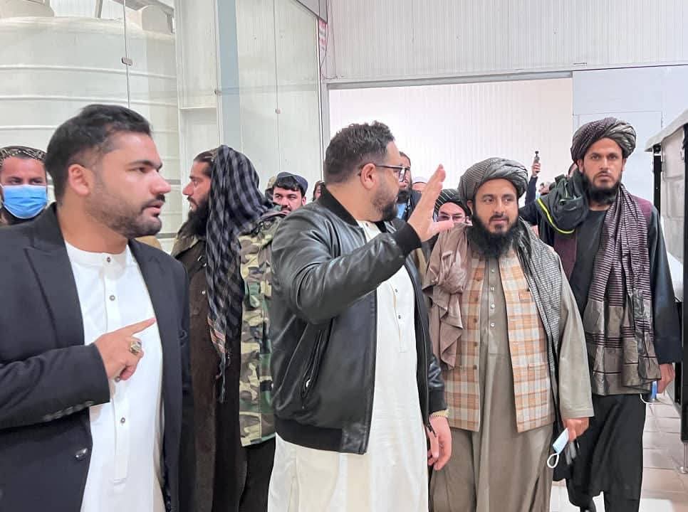 Ahmadnesar5496's tweet photo. والی پروان در بازدید از شرکت تولید نوشابه سوپر کولا بر همکاری‌ها در توسعه پارک‌های صنعتی در این ولایت تأکید کرد
مفتی محمد ادریس انوری والی پروان، هیئت همراه‌اش و رئیس صنعت و تجارت، امروز از شرکت تولید نوشآبه‌های سوپرکولا واقع در باریک‌آب ولسوالی بگرام بازدید به عمل آورد. https://t.co/BAvOosJ3br