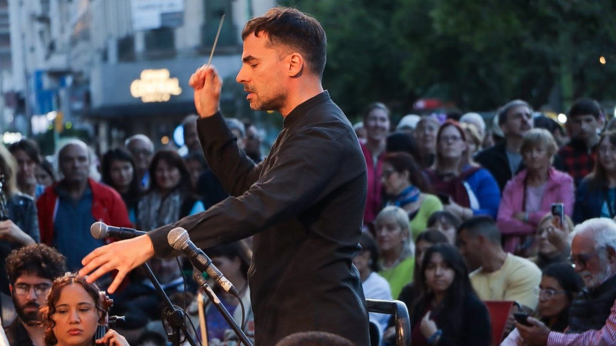 ✨ Una noche para el recuerdo en las escalinatas del Palacio Municipal

🛕La explanada del Municipio se convirtió en escenario abierto para un encuentro que reunió emoción, música y comunidad. 

🎶Una celebración del arte después de un año dificil, donde volver a encontrarnos