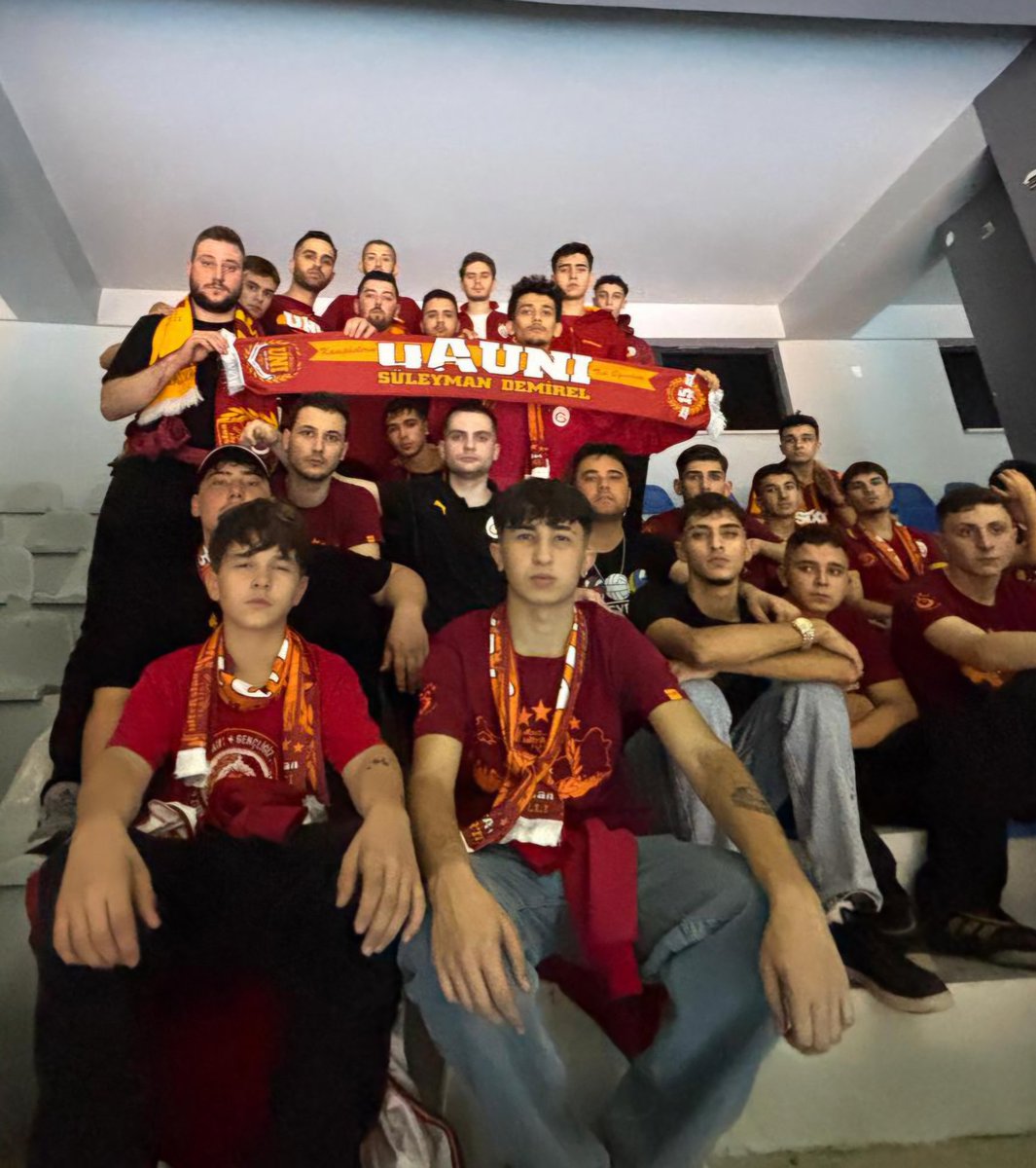 SEN SALONDA PARKEDE, BİZ BURDA TRİBÜNDE ENGEL YOK BİZE !

GALATASARAY KADIN VOLEYBOL TAKIMINI Sultanlar Ligi 8. hafta maçında yalnız bırakmadık.

#ultrAslanUNI 
#uAUNISDU