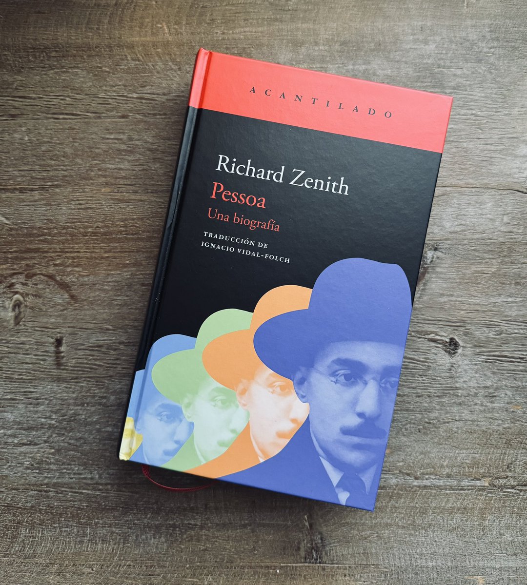 Este libro es un prodigio. Y Pessoa es siempre una revelación.

“Innumerables vidas nos habitan. Si pienso o siento, no sé quién es el que piensa o siente. Soy solamente el lugar donde se siente o se piensa. Tengo más de un alma. Hay más yoes que yo mismo” (noviembre de 1935).