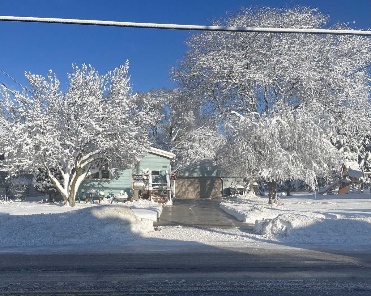 My parent’s house in Cudahy, WI. Beautiful, but I still take the beach over the Wisconsin winters 🌴