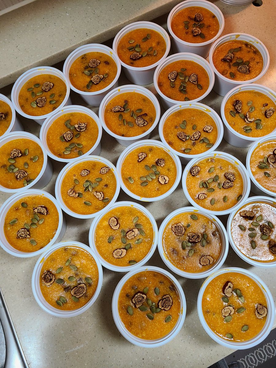 Hello! December 🤍
한 해 끝자락에 서니 많은 생각이 든다.
올 한 해를 돌아보게 되고.
작년보단 올 해,어제보단 오늘 
어떻게 살아야 하는지 더 선명해진다.
아마 내년엔 더 그렇겠지.
빠르게 흐르는 세월이지만 난 느리게 사는것을 계획한다.
다정하구 감사하게 한 해 마무리하기.
12월의 호박죽🧡