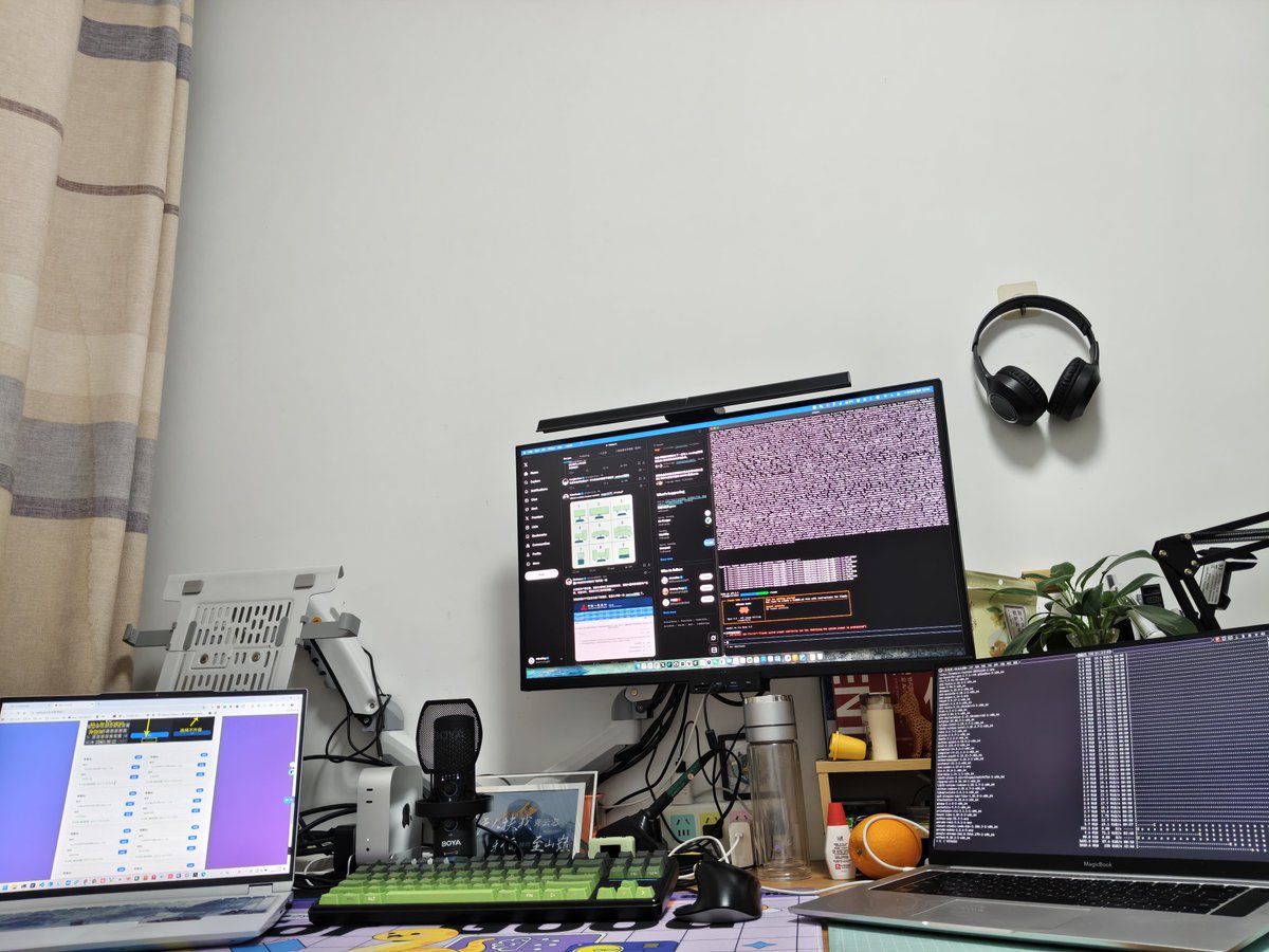 ericoding99's tweet image. 三端os凑齐了，一台显示器有点不太够(=¯ω¯=)