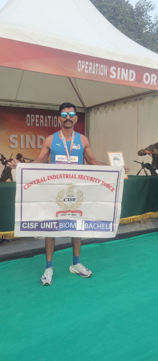 CISFHQrs's tweet image. 42Years-42Kms- 03Hrs 04 Min : A Blockbuster Run by CISF Jawan Of BIOM Bacheli

At 42 years of age, Mangesh Dhurandhar from CISF Unit BIOM Bacheli proved that determination knows no limits, completing the 42 km Defence Category run at 9th Adani Ahmedabad Marathon 2025 with an…