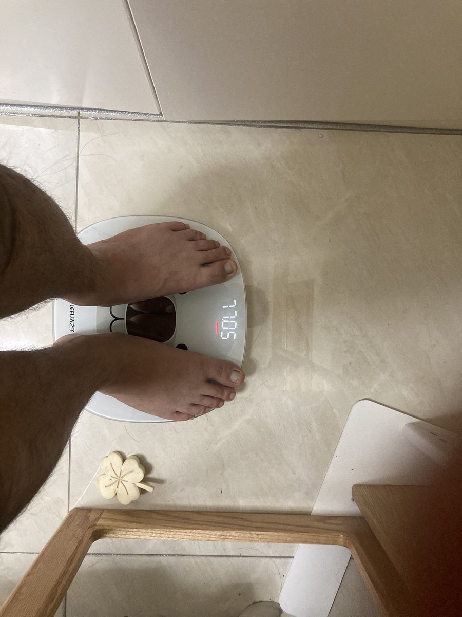 明天12月1日了，我决定开始减肥！目前174斤，目标是到过年，减肥到130-135斤，也就是减40斤以上。

难度很大，但值得我冲一把！