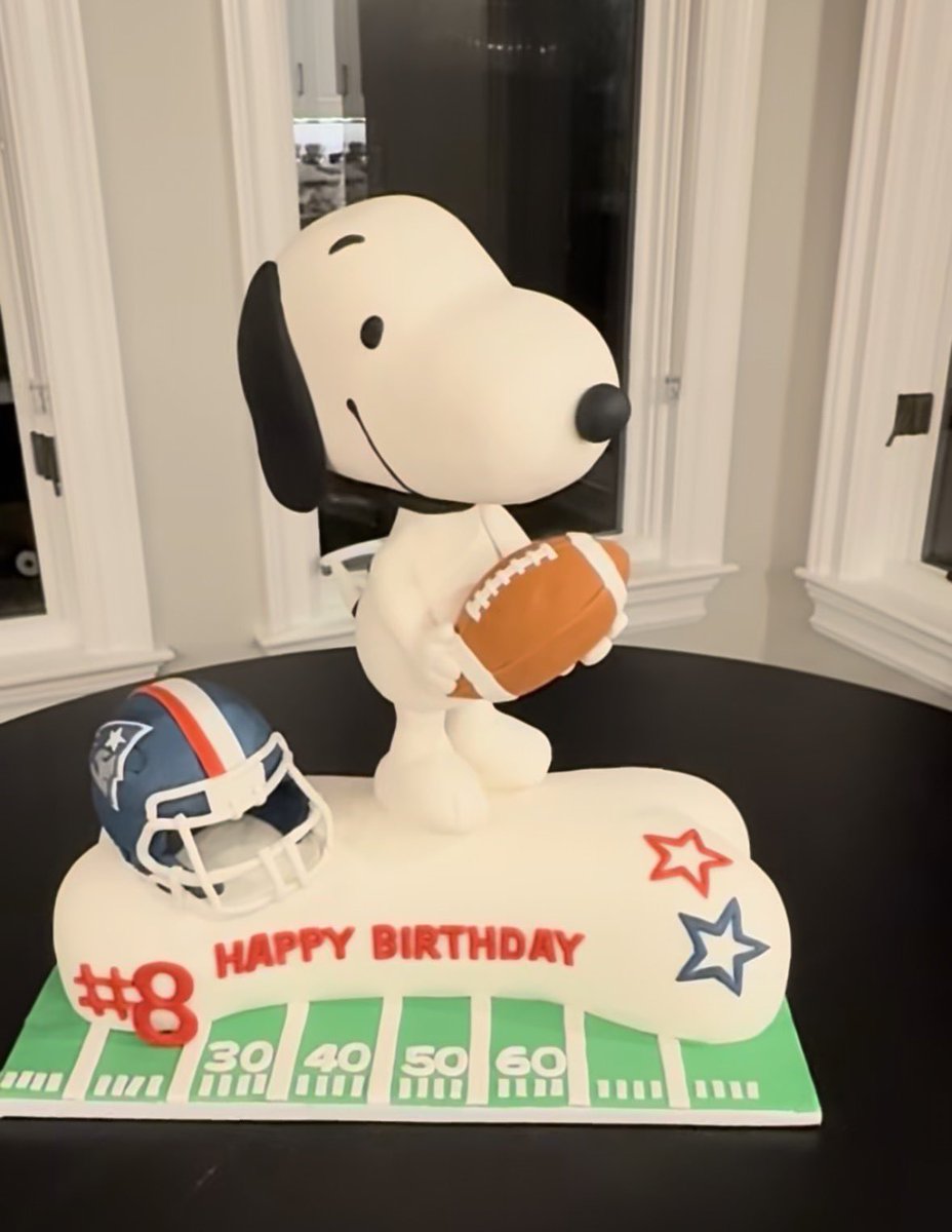 devometric's tweet image. Cardi B surprised Stefon Diggs with a patriots themed cake for his birthday. ❤️