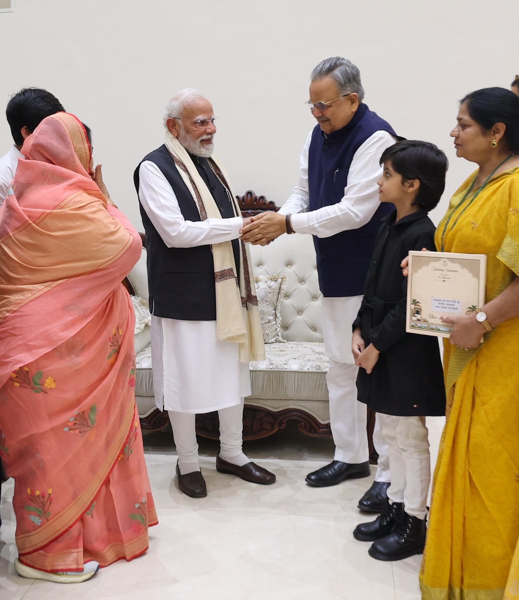 drramansingh's tweet image. धन्यवाद माननीय प्रधानमंत्री जी🙏🏽

आज स्पीकर हाउस, नया रायपुर में माननीय प्रधानमंत्री श्री @narendramodi जी के साथ सपरिवार आत्मीय मुलाकात की। इस भेंट के दौरान पूरे परिवार और विशेषकर परिवार के बच्चों के साथ आदरणीय मोदी जी की तन्मयता और स्नेह से सभी अनुग्रहित हैं।

अपने व्यस्ततम…