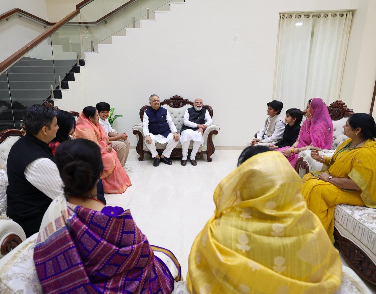 drramansingh's tweet image. धन्यवाद माननीय प्रधानमंत्री जी🙏🏽

आज स्पीकर हाउस, नया रायपुर में माननीय प्रधानमंत्री श्री @narendramodi जी के साथ सपरिवार आत्मीय मुलाकात की। इस भेंट के दौरान पूरे परिवार और विशेषकर परिवार के बच्चों के साथ आदरणीय मोदी जी की तन्मयता और स्नेह से सभी अनुग्रहित हैं।

अपने व्यस्ततम…