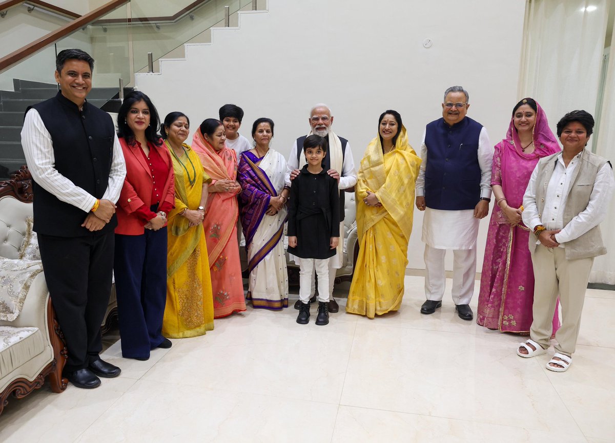 drramansingh's tweet image. धन्यवाद माननीय प्रधानमंत्री जी🙏🏽

आज स्पीकर हाउस, नया रायपुर में माननीय प्रधानमंत्री श्री @narendramodi जी के साथ सपरिवार आत्मीय मुलाकात की। इस भेंट के दौरान पूरे परिवार और विशेषकर परिवार के बच्चों के साथ आदरणीय मोदी जी की तन्मयता और स्नेह से सभी अनुग्रहित हैं।

अपने व्यस्ततम…