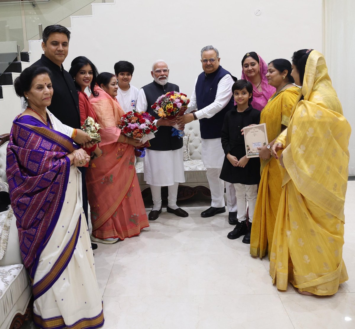 drramansingh's tweet image. धन्यवाद माननीय प्रधानमंत्री जी🙏🏽

आज स्पीकर हाउस, नया रायपुर में माननीय प्रधानमंत्री श्री @narendramodi जी के साथ सपरिवार आत्मीय मुलाकात की। इस भेंट के दौरान पूरे परिवार और विशेषकर परिवार के बच्चों के साथ आदरणीय मोदी जी की तन्मयता और स्नेह से सभी अनुग्रहित हैं।

अपने व्यस्ततम…